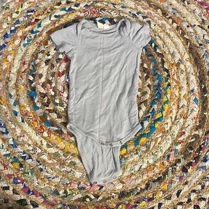 Kyte Baby Bamboo — BODYSUIT IN STORM - 6 - 12 months.